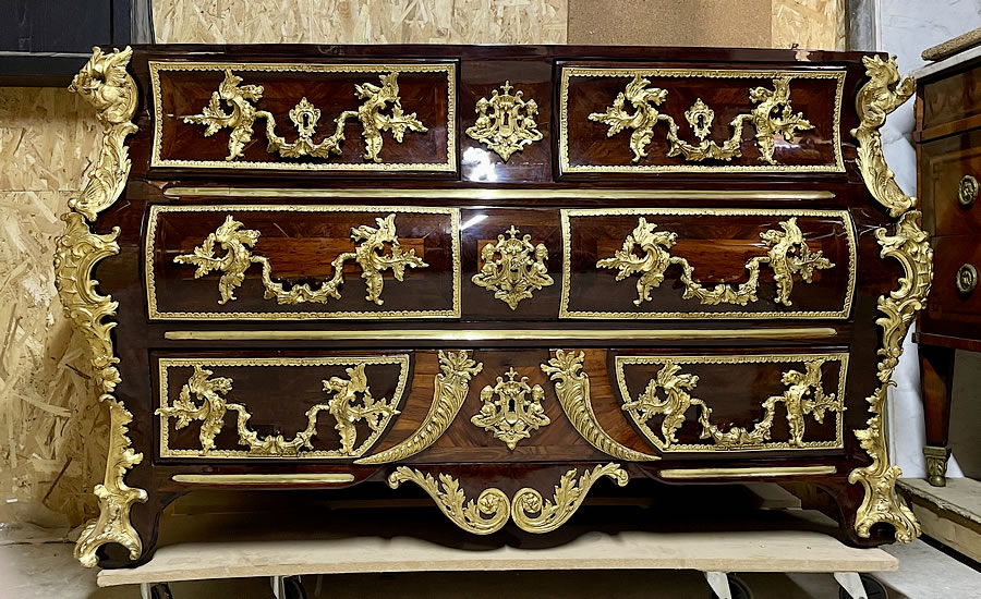 Commode Régence aux dragons attribuable à Mathieu Criaerd